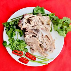 逐项解读:羊头狗肉画虎皮，一言九鼎蛇太子。猜一准确生肖