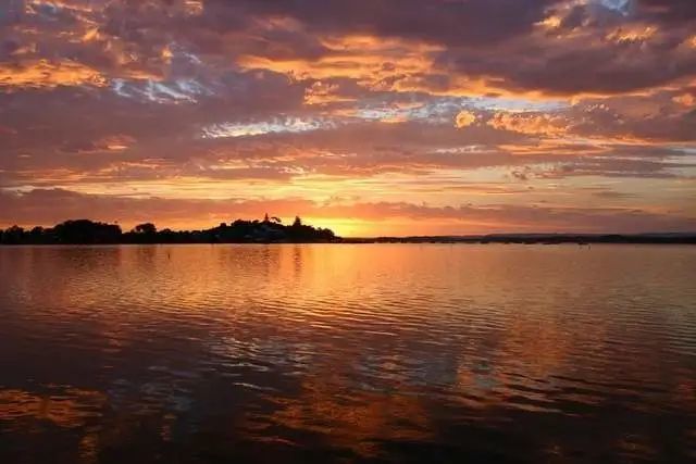 趋势研判:不为小利误前途，羽辙交弛夕阳下猜生肖