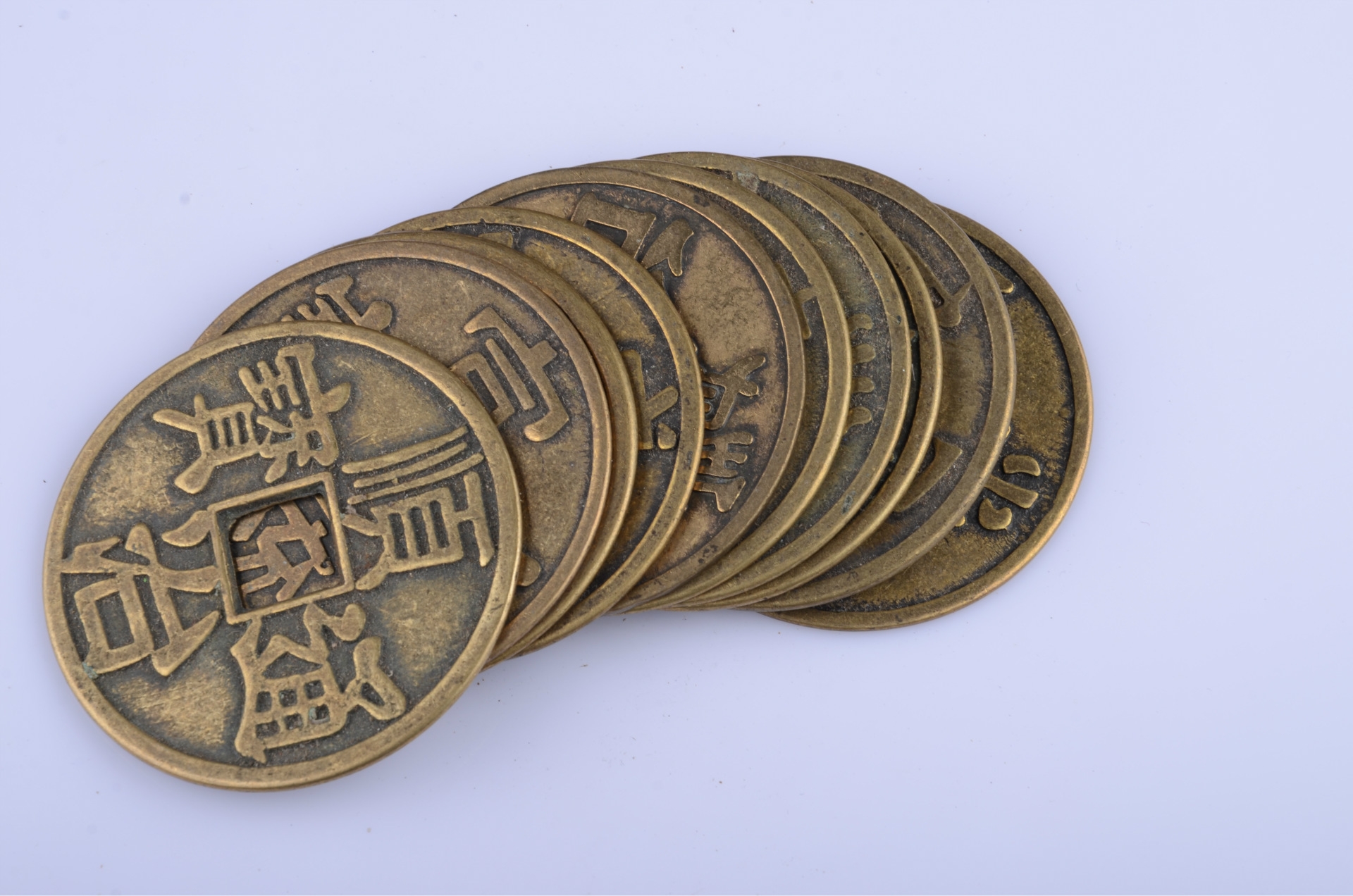 技术阐释:九尾之数开两边，千金一撒二值钱。打一准确动物