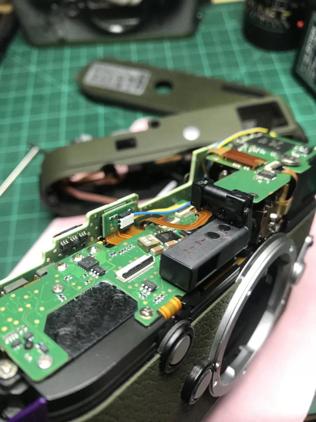 视角拆解:九尾之数开两边，千金一撒二值钱。猜一数字